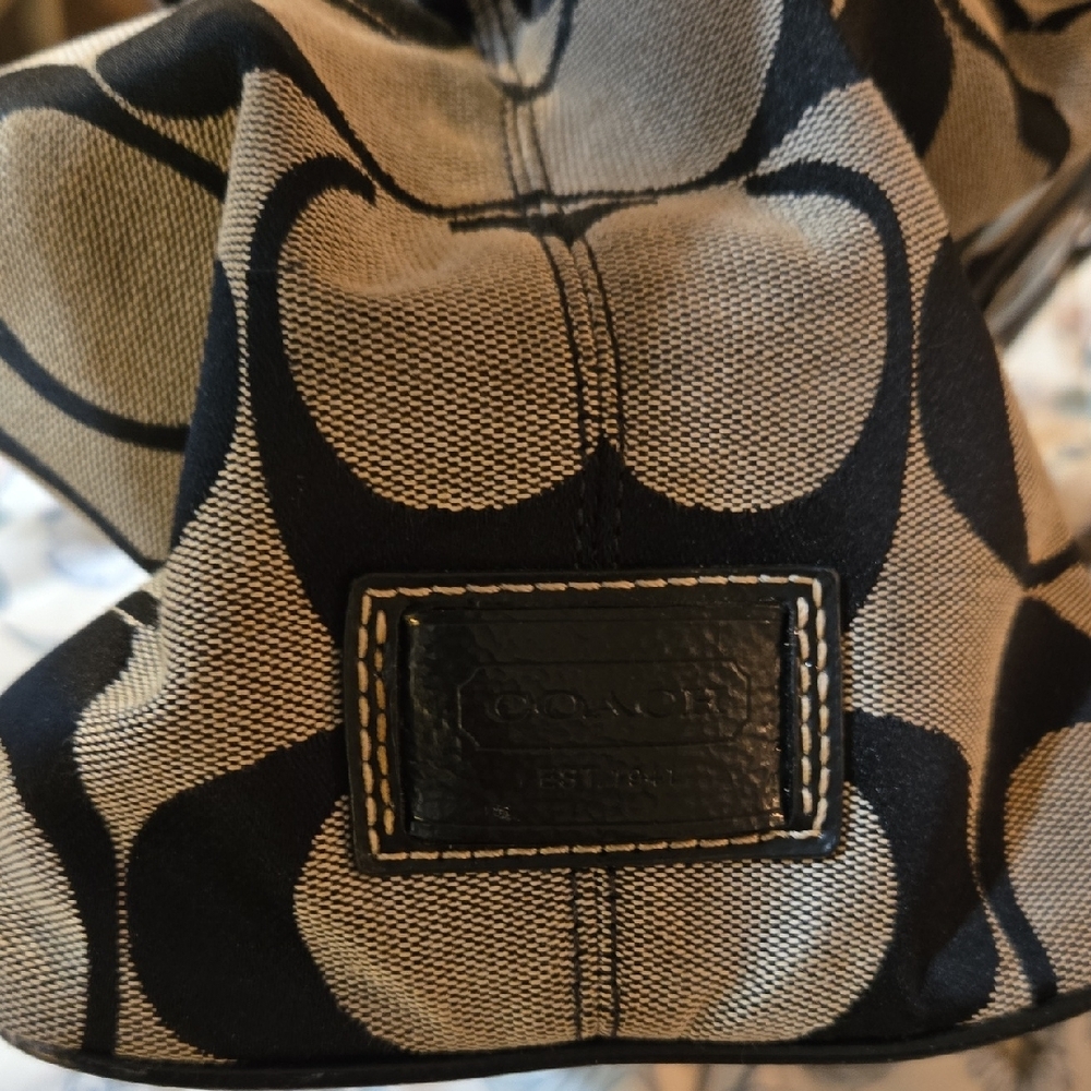 Coach Black and Cream Signature Shoulder Bag with Kisslock - Picture 8 of 10